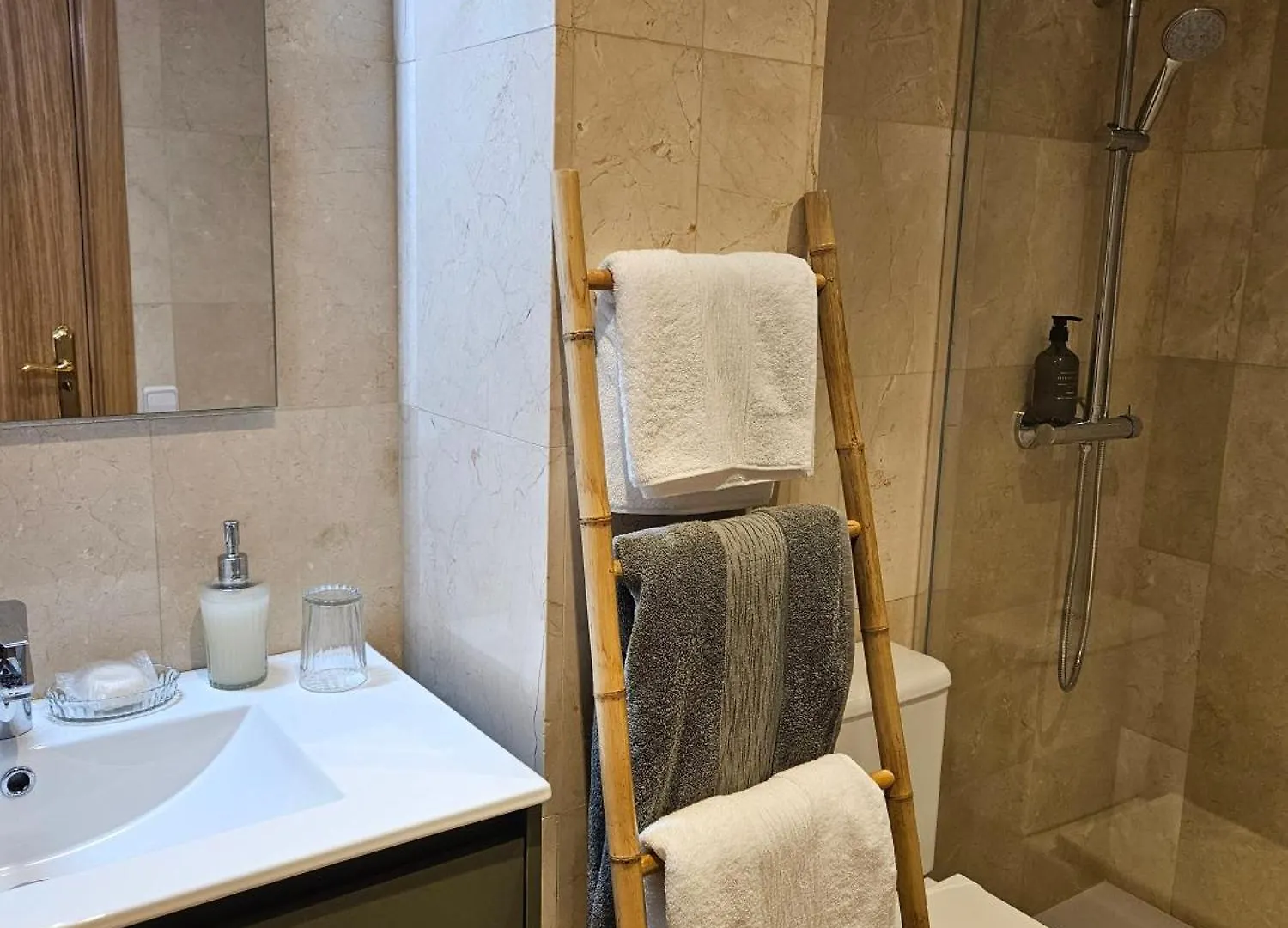 Estudiosuenossuite Sant Just Desvern Apartment